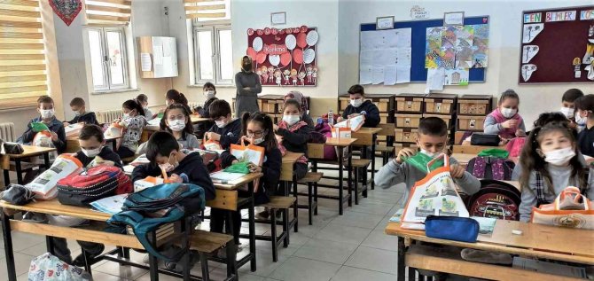 Kütahya’da Öğrencilere Ağaç Dikmenin Önemi Anlatılıyor