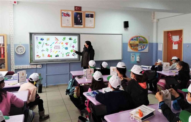 Kütahya’da Öğrencilere Ağaç Dikmenin Önemi Anlatılıyor