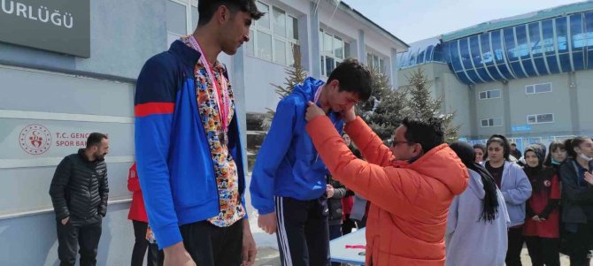 Atletizm Yarışmasında Şampiyon Reşit Karabacak