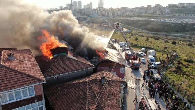 Maltepe’de 3 Binanın Çatısı Alev Alev Yandı
