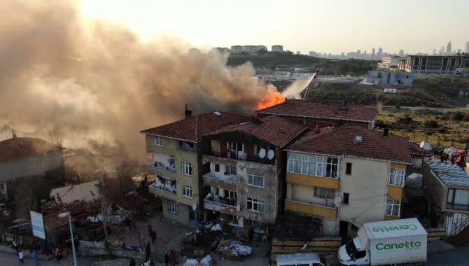 Maltepe’de 3 Binanın Çatısı Alev Alev Yandı