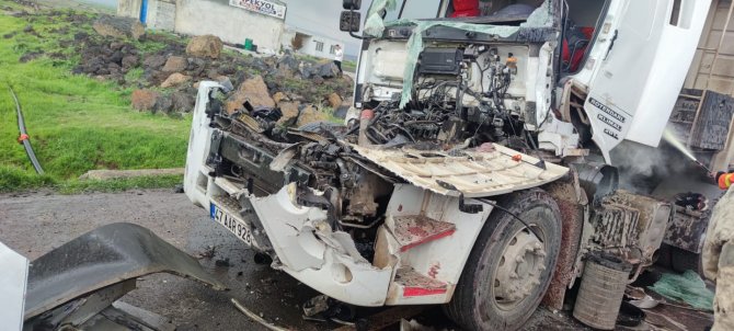 Karton Gibi Katlanan Tır’dan Şoför Yaralı Kurtuldu