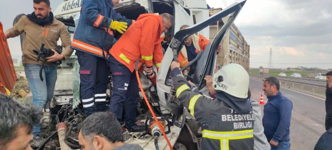 Karton Gibi Katlanan Tır’dan Şoför Yaralı Kurtuldu