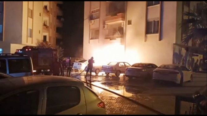 Otomobil Alev Alev Yandı, Yanındaki İki Araçta Da Hasar Oluştu