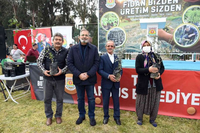 Tarsus Belediyesi, Bahar Şenliği’nde Binlerce Fidan Dağıttı