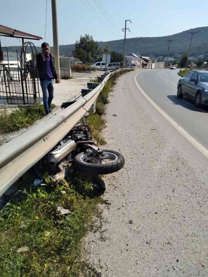 Otomobille Çarpışan Motosikletli Yaralandı, Kaza Anı Kameraya Yansıdı