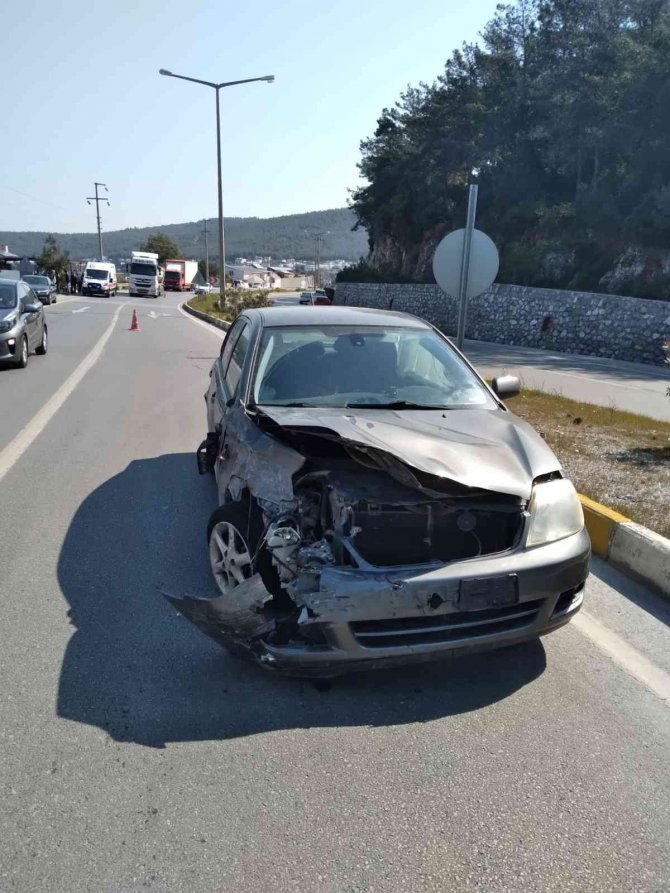 Otomobille Çarpışan Motosikletli Yaralandı, Kaza Anı Kameraya Yansıdı