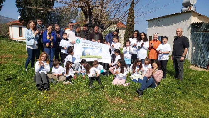 Öğrenciler Datça’da 25 Adet Harnup Fidanı Dikti