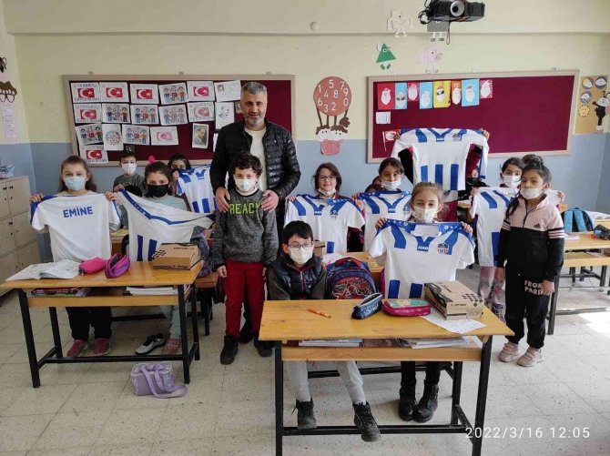 Öğretmen Başkan’dan Mektupla Forma İsteyen Minik Öğrencilere Sürpriz