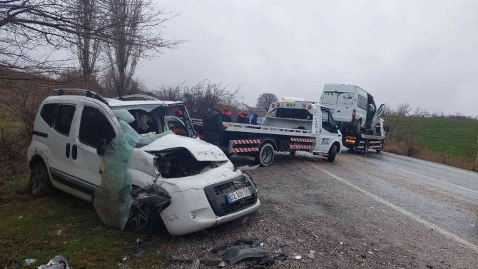 Öğretmenleri Taşıyan Servisi Kaza Yaptı: 1’i Ağır 7 Yaralı