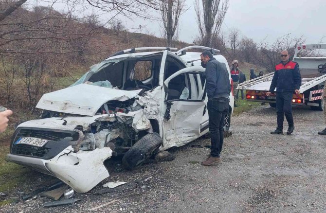 Öğretmenleri Taşıyan Servisi Kaza Yaptı: 1’i Ağır 7 Yaralı