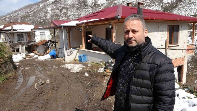 Heyelan Umutlarını Yok Etti: 3 Ay Önce Taşındıkları Yeni Evlerini Boşalttılar