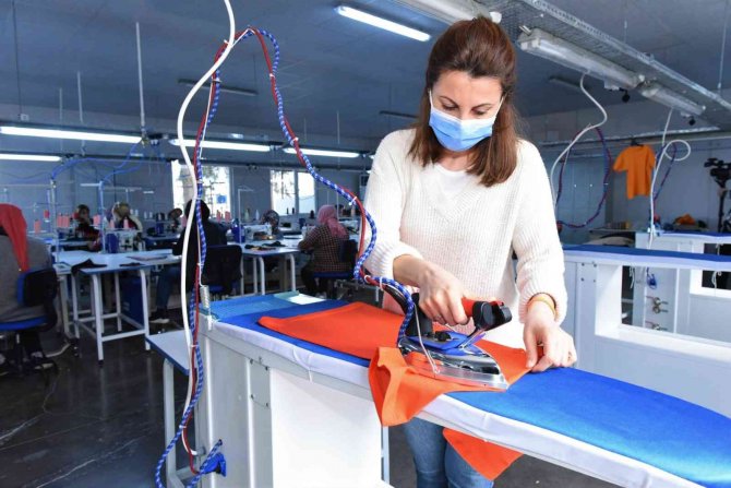 Kadınlar Bu Merkezde Tekstilin İnceliklerini Öğreniyorlar