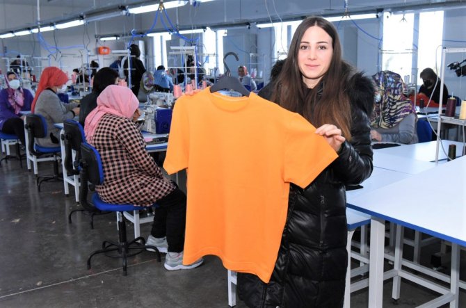 Kadınlar Bu Merkezde Tekstilin İnceliklerini Öğreniyorlar