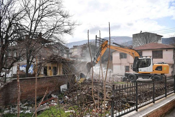 Tayakadın Metruk Binalardan Temizleniyor