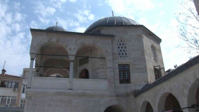 Üsküdar’da Restore Edilen 300 Yıllık Ahmediye Camii İbadete Açıldı