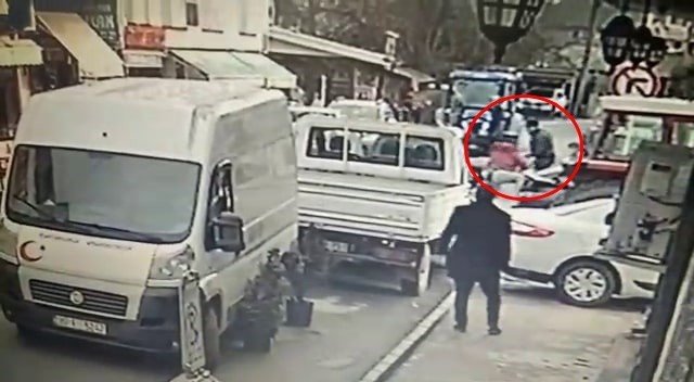 Husumetlisini Böyle Vurdu, Dakikalar Sonra Elini Kolunu Sallaya Sallaya Gitti
