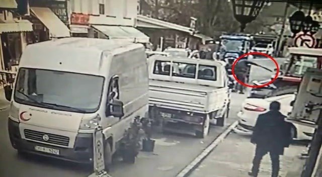 Husumetlisini Böyle Vurdu, Dakikalar Sonra Elini Kolunu Sallaya Sallaya Gitti