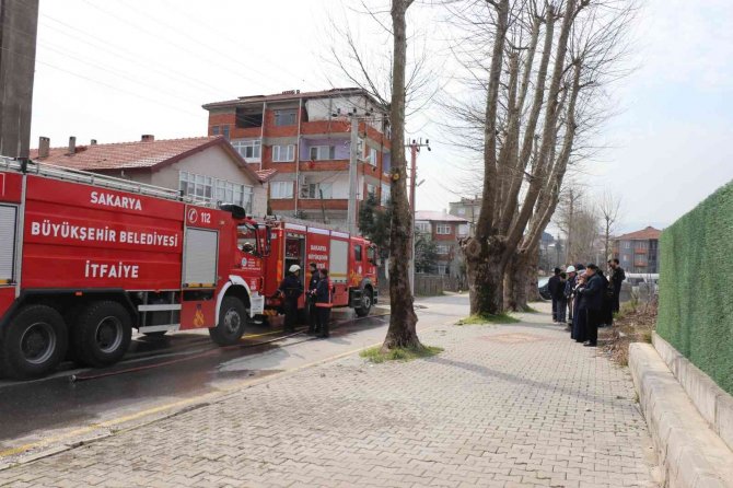4 Katlı Binanın Çatısı Alev Alev Yandı