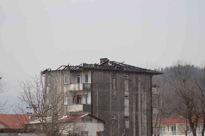 4 Katlı Binanın Çatısı Alev Alev Yandı