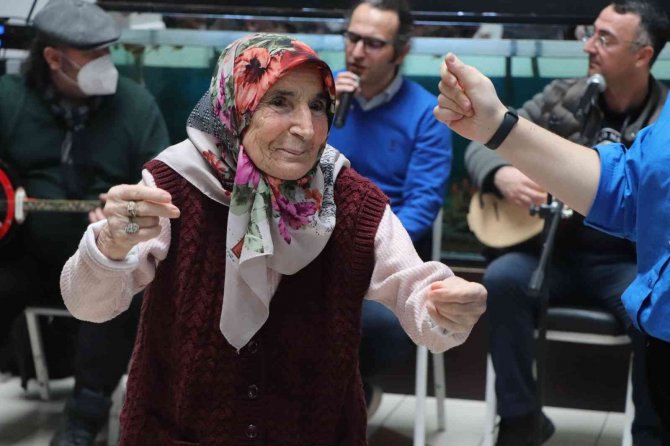 Sağlıkçılardan Huzurevi Sakinlerine Önce Aşı, Sonra Müzikli Eğlence