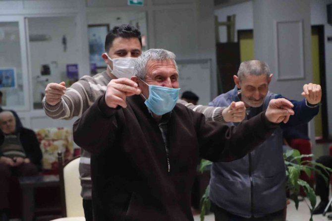 Sağlıkçılardan Huzurevi Sakinlerine Önce Aşı, Sonra Müzikli Eğlence