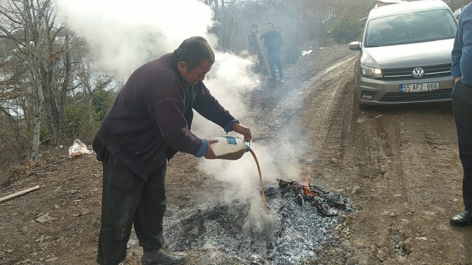Mahalleliden İlginç Yöntem: Kaya Parçasını Yakarak Kırdı