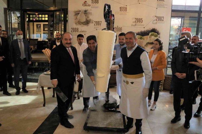 Bakan Varank, Maraş Dondurmasını Satırla Kesti