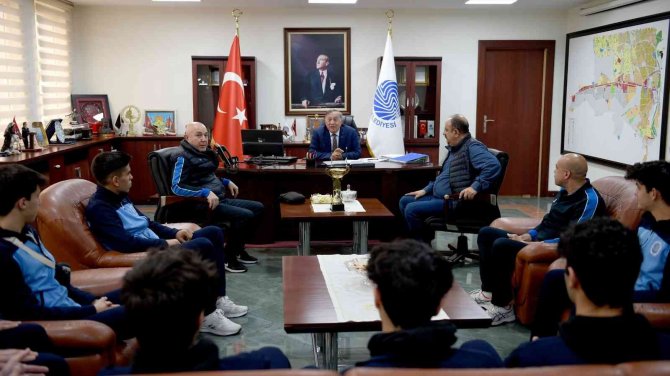 Şampiyonluk Kupasını Başkan Akay’a Armağan Ettiler