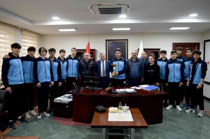 Şampiyonluk Kupasını Başkan Akay’a Armağan Ettiler
