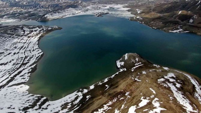 Kuruyan Barajda Yürüyorlardı, Eriyen Karlarla Yeniden Su Tuttu
