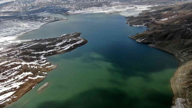 Kuruyan Barajda Yürüyorlardı, Eriyen Karlarla Yeniden Su Tuttu