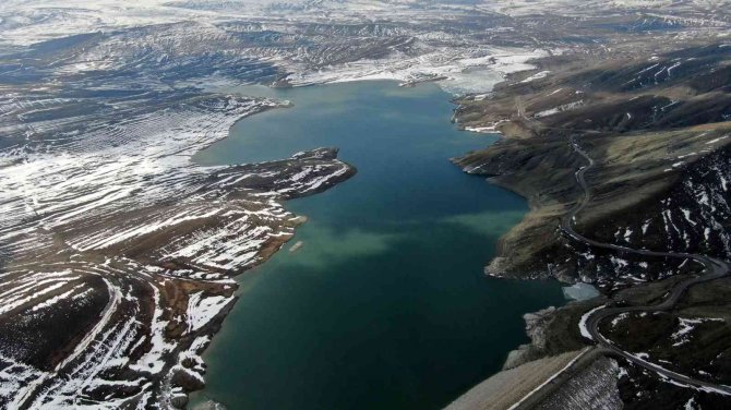 Kuruyan Barajda Yürüyorlardı, Eriyen Karlarla Yeniden Su Tuttu