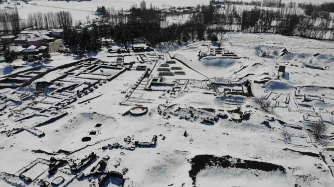 İ̇lk Milli Kazı Alanında Kartpostallık Görüntüler