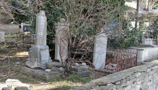 Ünlü Yazar Recaizade Mahmud Ekrem’in Mezarı Harabeye Döndü