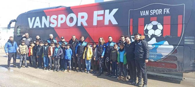 Öğrenciler Vanspor Futbolcularıyla Bir Araya Geldi