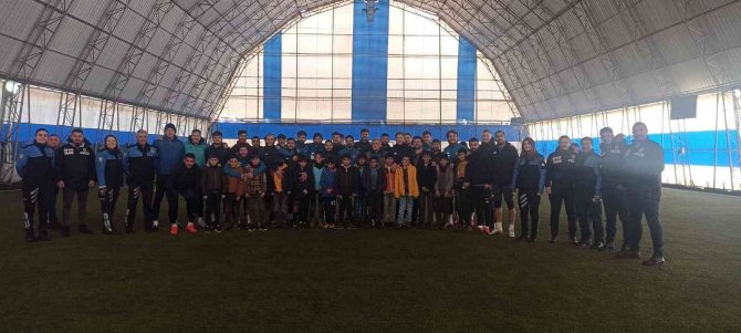 Öğrenciler Vanspor Futbolcularıyla Bir Araya Geldi
