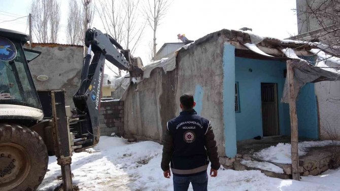Van’da Göçmenlerin Kaldığı ‘Şok Ev’ Yıktırıldı