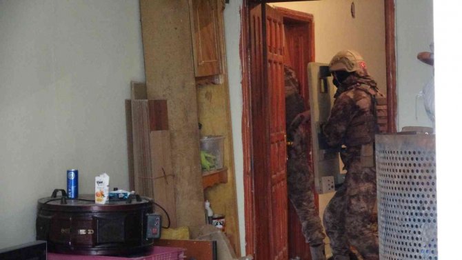 Van’da Kullanılmayan İş Yerinde 30 Kaçak Göçmen Yakalandı