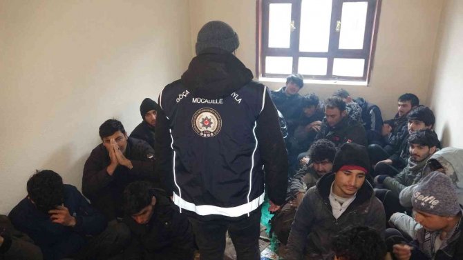 Van’da Kullanılmayan İş Yerinde 30 Kaçak Göçmen Yakalandı