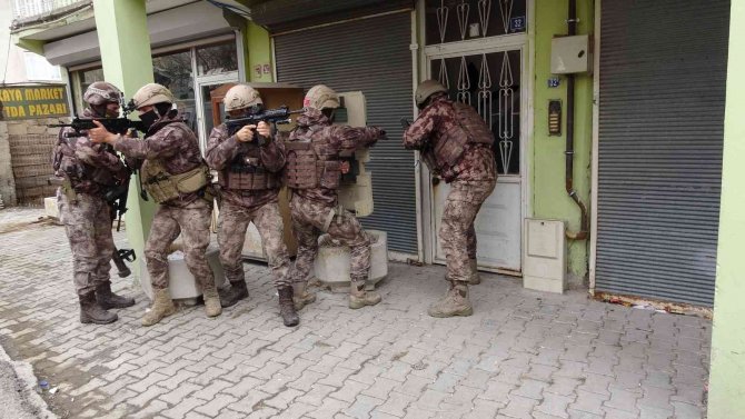 Van’da Kullanılmayan İş Yerinde 30 Kaçak Göçmen Yakalandı