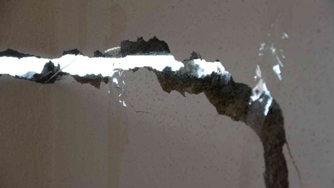 Heyelan Umutlarını Yok Etti: 3 Ay Önce Taşındıkları Yeni Evlerini Boşalttılar