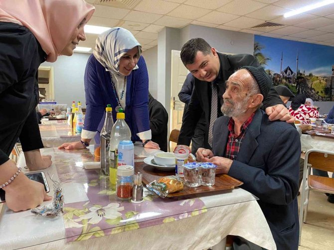 Huzurevi Sakinleri Misafirlerini Ağırladı