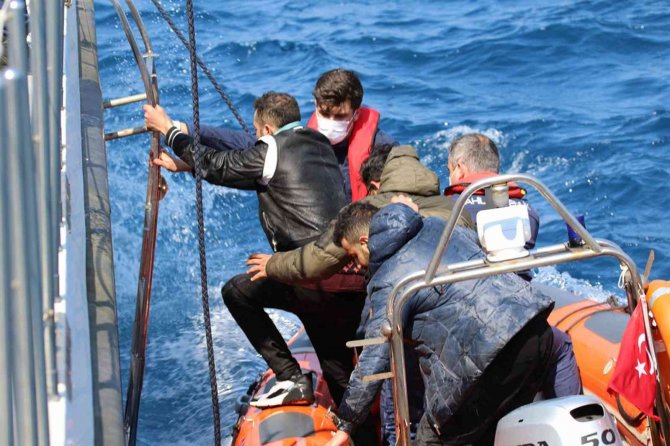 Yunanlıların Ölüme İttiği Göçmenlerin Botu Karaya Sürüklendi