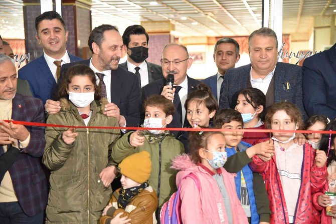 Yunusemre İ̇lçe Halk Kütüphanesi Açıldı