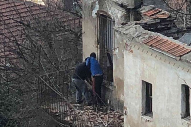Metruk Binayı Kullananlar Mahalleliyi Bezdirdi