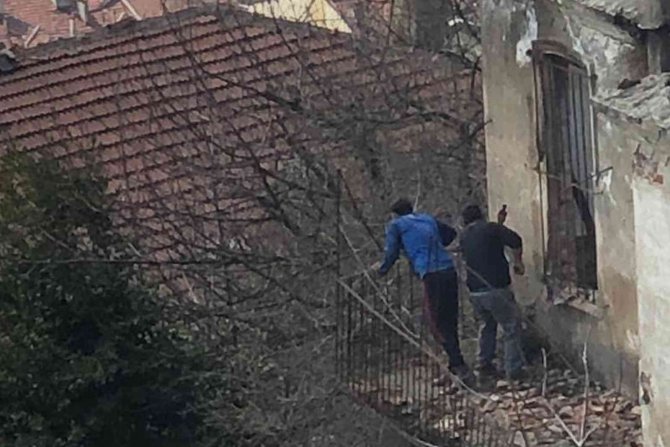 Metruk Binayı Kullananlar Mahalleliyi Bezdirdi