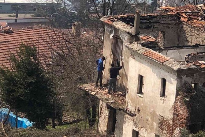 Metruk Binayı Kullananlar Mahalleliyi Bezdirdi