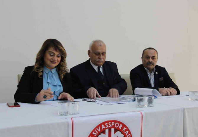 Sivasspor Kadın Taraftarları Genel Kurula Gitti