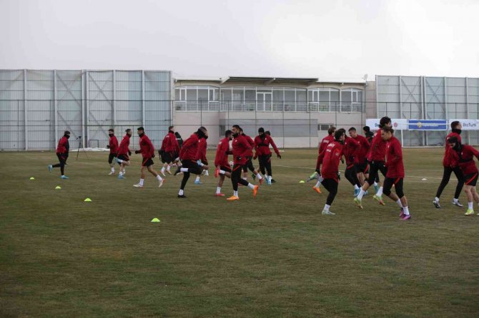Hakan Çalhanoğlu: "Üçlü Savunma Sisteminden Çok Memnunum"